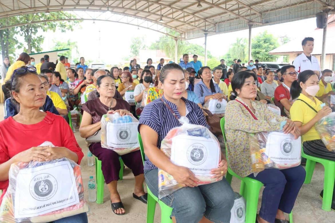 มอบถุงยังชีพบรรเทาความเดือดร้อนของผู้ประสบอุทกภัย ณ บ้านหมูม่นพัฒนา อบต.หมูม่น 