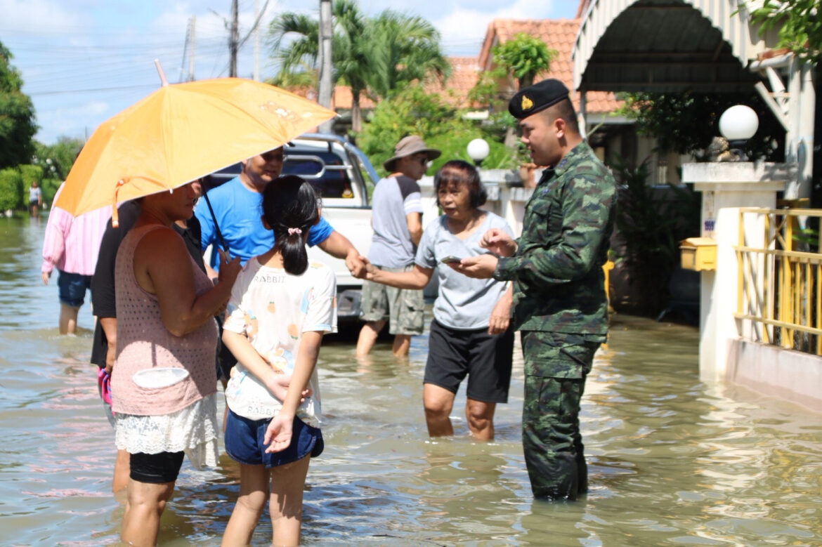 ร.13 พัน.2 จัดกำลังพลจิตอาสาลงพื้นที่ช่วยเหลือประชาชนประสบเหตุอุทกภัย จังหวัดอุดรธานี