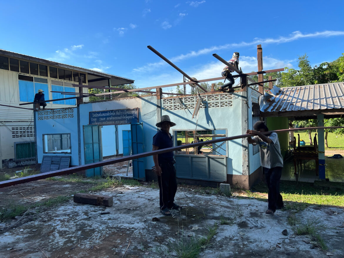 อำเภอโนนสะอาด ร่วมกับ ภาคีเครือข่ายในพื้นที่ร่วมกันซ่อมแซมหลังคาโรงเรียนบ้านบะยาว