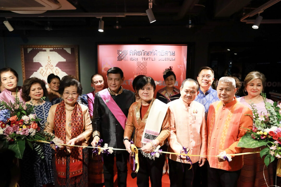 สภาอุตสาหกรรมจังหวัดอุดรธานี ร่วมพิธีเปิดและชมนิทรรศการ “ผ้าอีสาน-ล้านช้าง”